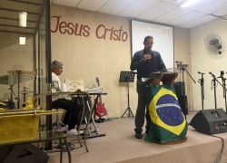 No culto, vozes unidas e um só propósito: adorar a Deus.